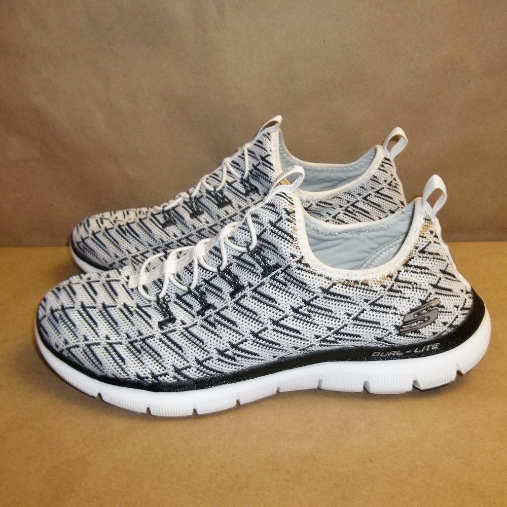 Skechers DUAL- LITE Relaxed Fit Air-Cooled Memory Foam WOMENS Size 9  Blk/White